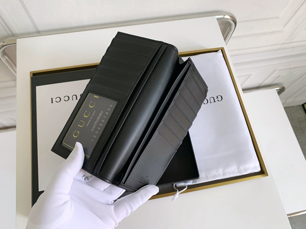 グッチ財布コピー着用イメージ